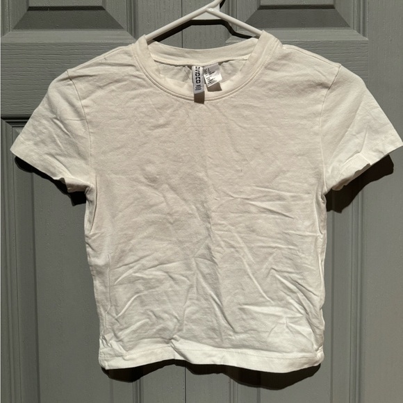 Basic white top - Picture 1 of 1